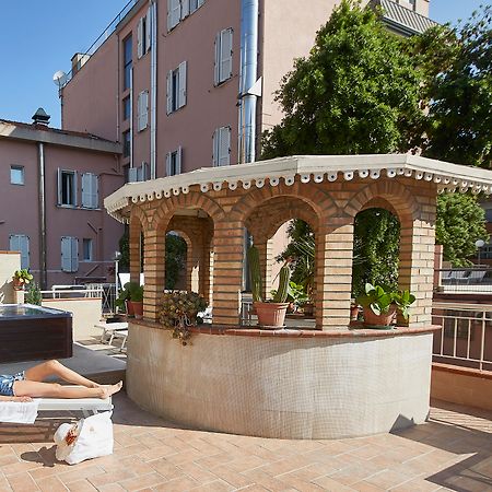 Hotel Vienna Ostenda E Ristorante Il Danubio Rimini Kültér fotó
