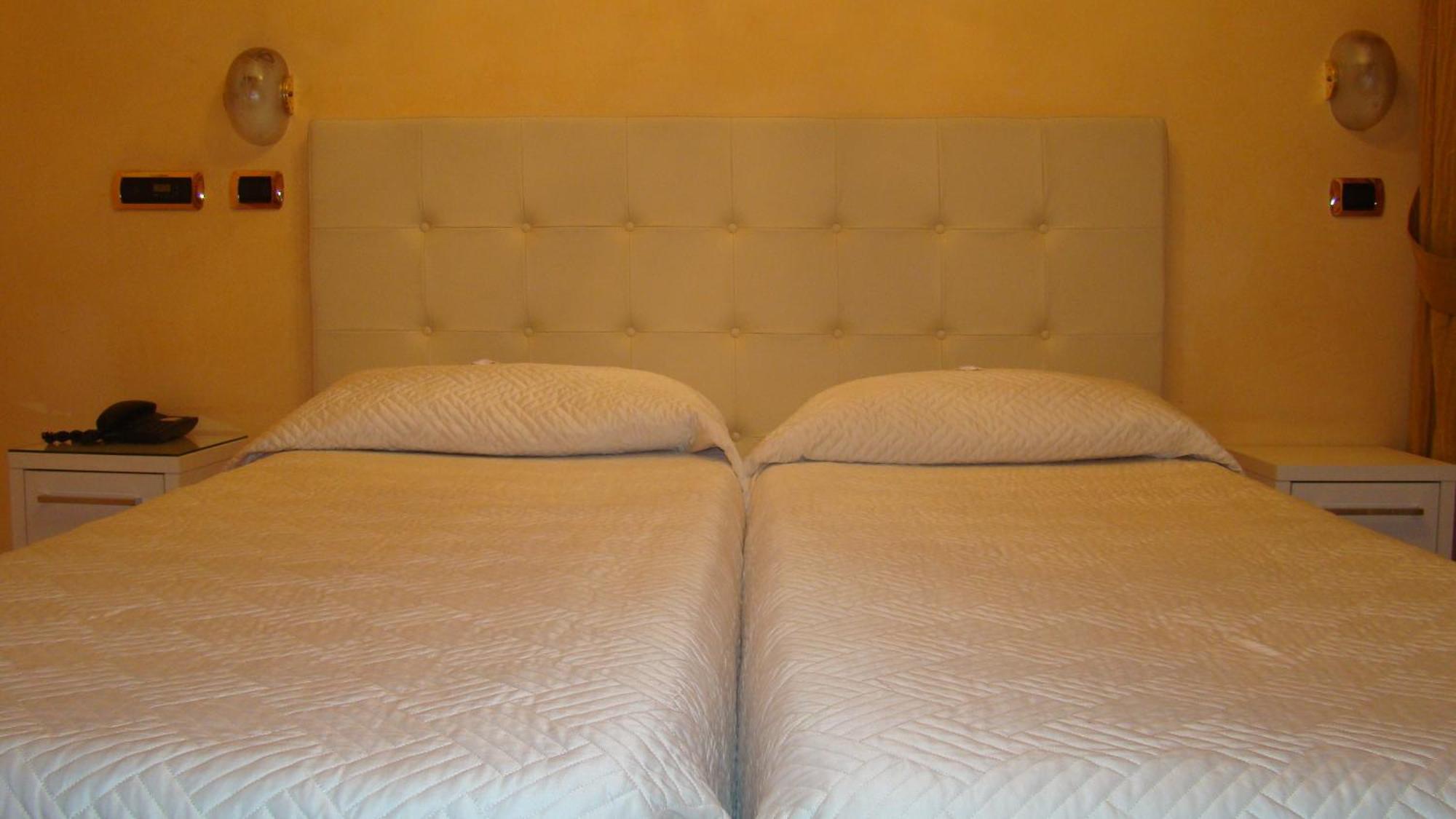 Hotel Vienna Ostenda E Ristorante Il Danubio Rimini Szoba fotó