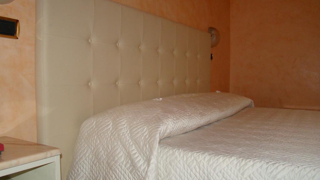 Hotel Vienna Ostenda E Ristorante Il Danubio Rimini Kültér fotó