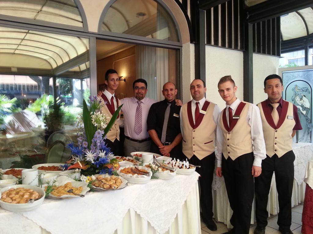 Hotel Vienna Ostenda E Ristorante Il Danubio Rimini Kültér fotó