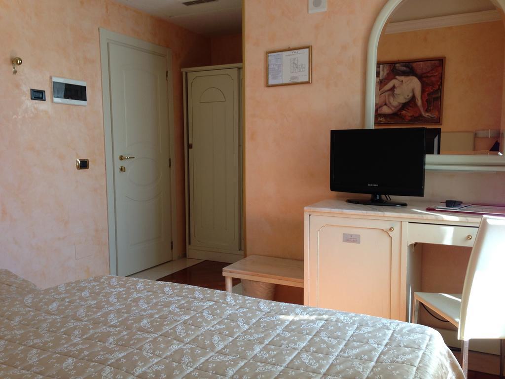 Hotel Vienna Ostenda E Ristorante Il Danubio Rimini Kültér fotó